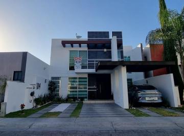 Casa · 330m² · 3 Recámaras · 3 Estacionamientos · Casa - Fraccionamiento Cumbres del Lago
