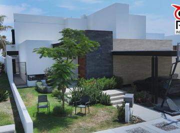 Casa · 592m² · 4 Recámaras · 3 Estacionamientos · Casa en Venta 4 Recamaras con Alberca en Privada Seguridad Juriquilla Queretaro