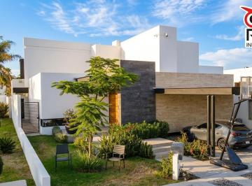Casa · 592m² · 4 Recámaras · 3 Estacionamientos · Casa en Venta 4 Recamaras con Alberca en Privada Seguridad Juriquilla Queretaro