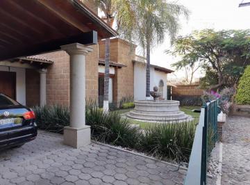 Casa · 381m² · 3 Recámaras · 5 Estacionamientos · Casa en Venta en Jurica, Quéretaro, con Amplio Jardín y Espacio Para 4 Autos.