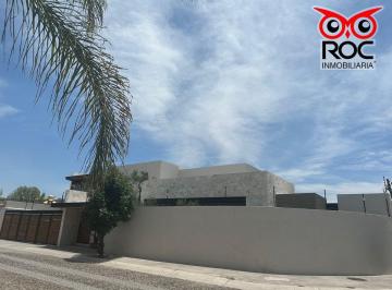 Casa · 616m² · 4 Recámaras · 4 Estacionamientos · Hermosa Casa en Venta en Juricia
