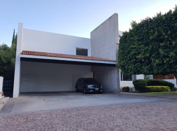 Casa en condominio · 563m² · 4 Recámaras · 6 Estacionamientos · Casa en Venta en Privada con Casa Club en La Rica Juriquilla Queretaro