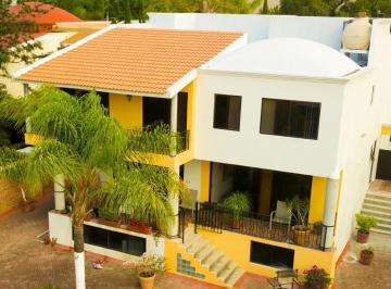 Casa · 450m² · 3 Recámaras · 8 Estacionamientos · Casa en Venta en Villas del Meson Juriquilla Queretaro en Calle Cerrada