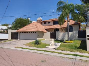 Casa · 579m² · 4 Recámaras · 6 Estacionamientos · Casa en Venta 4 Recamaras en Villas del Meson Juriquilla Queretaro Amplio Jardin