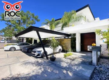 Casa · 572m² · 4 Recámaras · 4 Estacionamientos · Casa de Lujo en Venta en Privada 4 Rec. con Baño, Alberca, 4 Autos, Casa Club con Areas Comunes