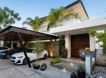 Casa · 572m² · 4 Recámaras · 4 Estacionamientos · Casa de Lujo en Venta en Privada 4 Rec. con Baño, Alberca, 4 Autos, Casa Club con Areas Comunes