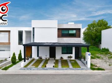 Casa · 245m² · 4 Recámaras · 2 Estacionamientos · Excelente Casa en Venta en Grand Juriquilla, Querétaro.
