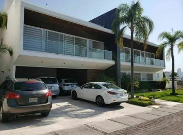 Casa en condominio · 800m² · 5 Recámaras · 5 Estacionamientos · Casa en Venta en Privada en Balcones de Juriquilla Queretaro