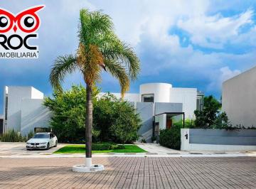 Casa en condominio · 789m² · 4 Recámaras · 8 Estacionamientos · Casa en Privada con Doble Seguridad y Casa Club en Balcones de Juriquilla
