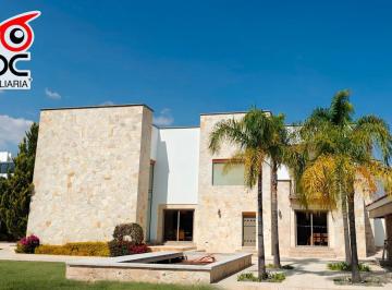 Casa · 1810m² · 5 Recámaras · 8 Estacionamientos · Casa de Lujo en Venta, en Balcones de Juriquilla, Querétaro.