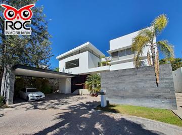 Casa · 560m² · 4 Recámaras · 3 Estacionamientos · Residencia en Venta en Privada en Juriquilla con Jacuzzi en El Jardin Juriquilla Queretaro