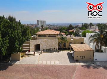 Casa · 600m² · 3 Recámaras · 8 Estacionamientos · Casa Estilo Toscano en Venta en Balcones de Juriquilla, Querétaro.
