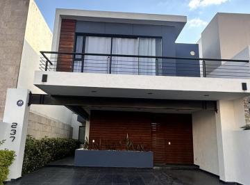 Casa · 340m² · 3 Recámaras · 2 Estacionamientos · Casa en Yalahan