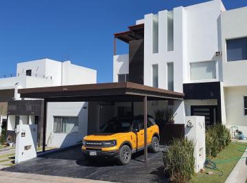 Casa · 230m² · 4 Recámaras · 2 Estacionamientos · Casa en Venta en Grand Juriquilla Queretaro con Roof Garden Buenos Espacios y Acabados