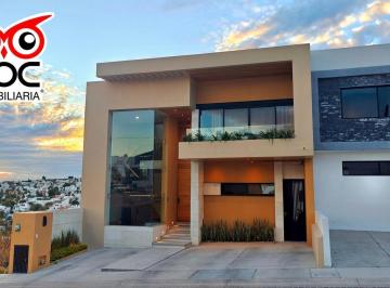 Casa · 518m² · 4 Recámaras · 3 Estacionamientos · Hermosa Casa en Venta en Lomas de Juriquilla