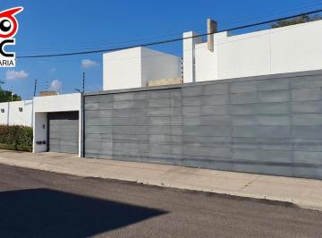 Casa · 450m² · 3 Recámaras · 4 Estacionamientos · Casa en Venta en Villas del Meson con Amplio Jardin Juriquilla Queretaro