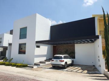 Casa · 406m² · 3 Recámaras · 3 Estacionamientos · Casa en Venta con Alberca en Cumbres del Lago Juriquilla Queretaro