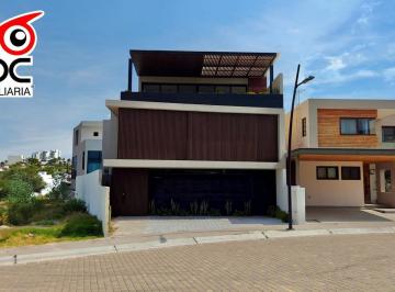 Casa · 440m² · 4 Recámaras · 3 Estacionamientos · Casa de Lujo en Venta en Lago Juriquilla, Querétaro