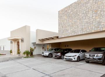 Casa · 998m² · 3 Recámaras · 8 Estacionamientos · Casa Premium en Venta con Alberca en Privada en Balcones de Juriquilla Queretaro