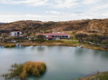 e7c1ed741f45a6c5210507bf4007668d27233fc94f78a0f6d747c45aef881285 · Rancho en Venta, Casa con Lago, Caballerizas y Lienzo Charro 124 Hectáreas