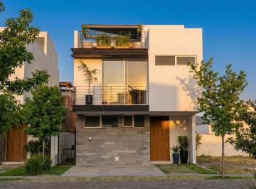 Casa · 248m² · 4 Recámaras · 2 Estacionamientos · Casa en Venta Bosques Vallarta en Venta