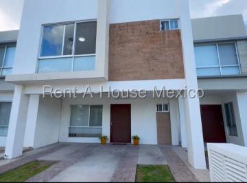 Casa en condominio de 3 habitaciones, El Marqués · Casa de Tres Recámaras con Terreno Excedente en Venta en Zakia, Querétaro