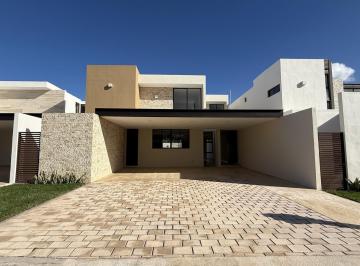 Casa · 322m² · 4 Recámaras · 4 Estacionamientos · Venta de Casa en Parque Natura Cholul Merida Yucatan