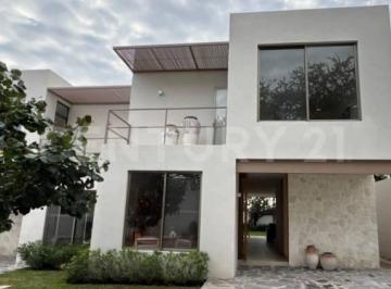 Casa · 212m² · 3 Recámaras · 2 Estacionamientos · Casa con Alberca en Ajijic - Chapala
