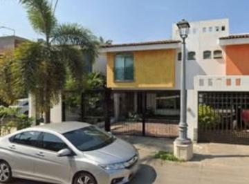 Casa · 180m² · 3 Recámaras · 2 Estacionamientos · Casa en Fraccionamiento Residencial Fluvial Vallarta