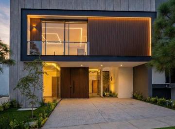 Casa · 410m² · 5 Recámaras · 3 Estacionamientos · Casa en Colinas Virreyes en Coto de 410 m²