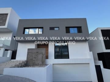 Casa · 692m² · 4 Recámaras · 6 Estacionamientos · Casa en Venta en Bosques de San Francisco con Alberca y Rec. en Planta Baja