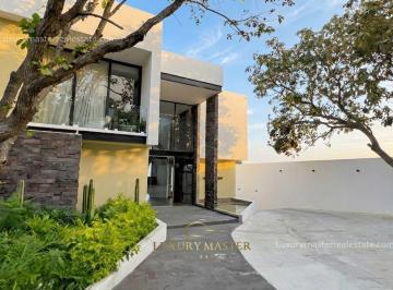Casa · 727m² · 5 Recámaras · 3 Estacionamientos · Casa en Venta en Bugambilias