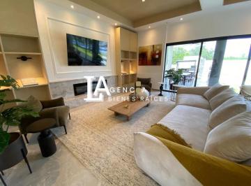 Villa · 1500m² · 4 Recámaras · 10 Estacionamientos · Venta de Quinta de Lujo Mision Antigua