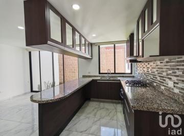 Casa · 220m² · 4 Recámaras · 2 Estacionamientos · Casa en Venta en Morillotla