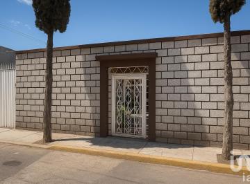 Casa · 221m² · 2 Recámaras · 9 Estacionamientos · Terreno con Construcción Adaptable Una Parte en Obra Negra