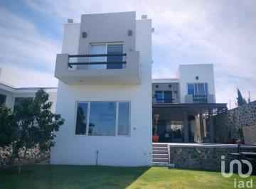 Casa · 553m² · 4 Recámaras · 3 Estacionamientos · Casa en Venta en Tequisquiapan de Lujo Equipada