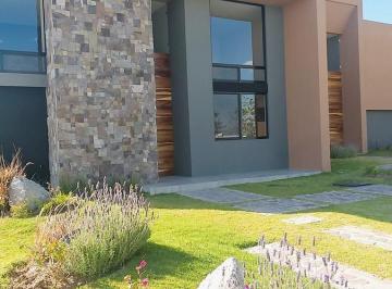 Casa · 288m² · 3 Recámaras · 4 Estacionamientos · Renta Casa Nueva en La Campiña del Bosque
