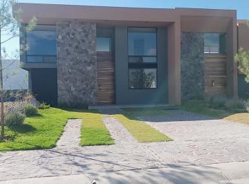 Casa · 288m² · 3 Recámaras · 4 Estacionamientos · Renta Casa Nueva en La Campiña del Bosque