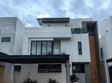 Casa · 366m² · 3 Recámaras · 3 Estacionamientos · Casa en Venta, 3 Recámaras, 4 Baños, Piscina, Residencial Via Cumbres, Av Huayacán, Cancún