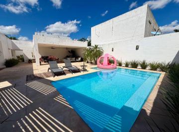 0139d6ae34c2b2932c78960691f1017ca6a2f74d6cc8a6fc9ff1b2ff9c1719f4 · Casa en Venta Sobre Av Principal en Temozon Norte de un Piso y Alberca