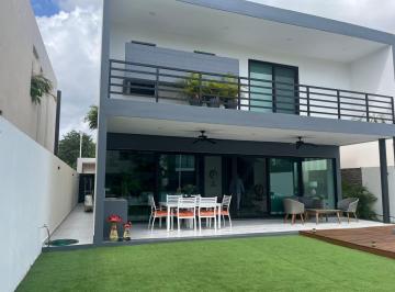 Casa · 420m² · 3 Recámaras · 3 Estacionamientos · Venta Casa en Lagos del Sol, Cancun