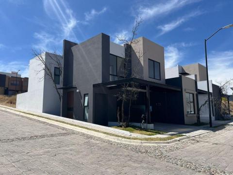 Ubicada en la tranquila zona de Haras del Bosque, Puebla, esta casa…