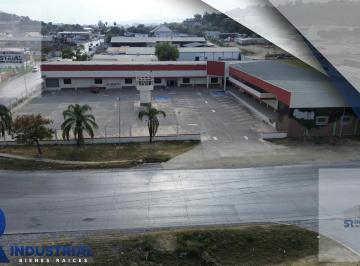 Local comercial · 6400m² · 60 Estacionamientos · Local en Renta