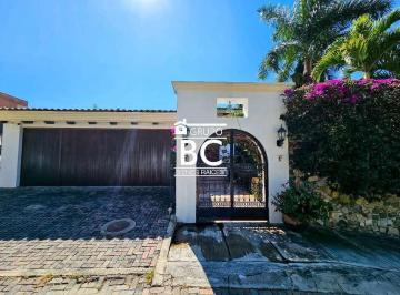 Casa en condominio · 569m² · 3 Recámaras · 2 Estacionamientos · Residencia en Venta con Vista Al Lago en Chula Vista /chapala