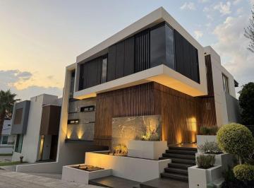Casa · 458m² · 4 Recámaras · 4 Estacionamientos · Casa en Puerta del Bosque en Venta en Zapopan