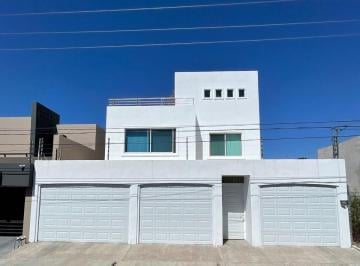 Casa · 518m² · 6 Recámaras · 4 Estacionamientos · Residencia de Lujo en Villas de Irapuato