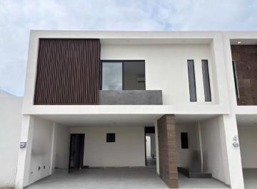 Casa · 236m² · 3 Recámaras · 2 Estacionamientos · Casa con Jardín en Punto Lomas