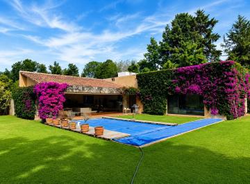 Casa uso de suelo de 4 habitaciones, Valle de Bravo · Casa en Valle de Bravo | 25,440 m² de Terreno, Alberca y Privacidad