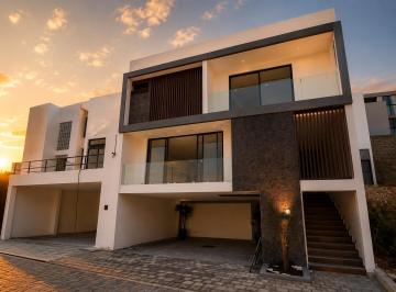 Casa · 340m² · 3 Recámaras · 2 Estacionamientos · Venta Casa en Lomas de Angelopolis Cuatro Recamaras
