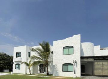 Casa · 228m² · 3 Recámaras · 2 Estacionamientos · Casa en Venta en El Conchal